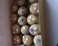 Délicieux macarons à savourer avec un cappuccino pour les gourmands.