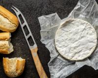 Incroyable : vous ne devinerez jamais à quoi servent les trous sur les couteaux à fromage !