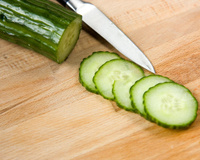 Parfaite pour l’été, cette recette de tagliatelles de concombre au saumon fumé va bluffer toute la famille