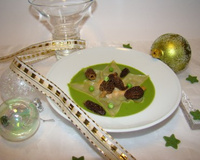 Etoile de raviole au foie gras et morilles sur velouté de petits pois frais
