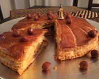 Une galette des rois mêlant le gout prononcé du praliné et l'onctuosité de la crème d'amande.