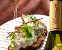 Chantilly de brie à la graine de cavri et pain grillé au miel avec un champagne de vigneron blanc de noirs