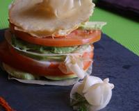 Ce biscuit type 'Fortune cookie' au parmesan fourré à la sauce mayonnaise accompagne délicieusement ce mille-feuille. Il permet un assaisonnement…
