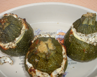 Courgette ronde, fromage de chèvre frais, ciboulette, basilic sel et poivre.