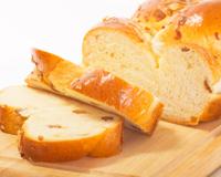 Faire la pâte à brioche et ajouter les fruits exotiques secs.