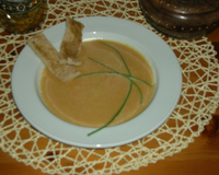 Soupe d'inspiration maroccaine de carottes, poireaux, lait de coco avec l'arôme du curry et du cumin.