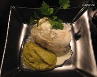 Un filet de sandre cuit en cocotte, au four, servi avec une purée de courgette à l'ail et une crème aillée.