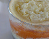 Deux petites purées maisons de pommes de terre et carottes se superposent au dessus d'un poisson et de sa sauce au curry.Miam!