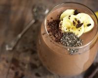 Smoothie au chocolat, banane et graines de chia