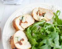 De délicieux roulés de poulet, farcis au Bresse Bleu et tomates séchées. Un vrai régal !
Une recette réalisée par Valérie du blog 'Marcia' Tack'.