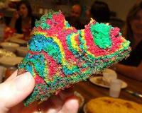 Gâteau qui resemble à un Arc-en-Ciel quand on le coupe... Les enfants adorent !
