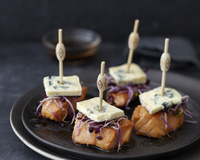 Bouchées de saumon confit au soja, Bresse Bleu et pousse de radis