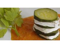 Mille-feuille de courgette au chèvre et coulis de poivron rouge