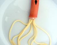 Des saucisses de Strasbourg agrémentées de manière rigolotes avec des spaghettis.