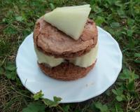 Un grand macaron, garni de panna cotta aux poires.