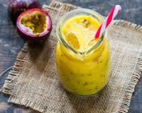 Parfait pour se rafraîchir : testez ce délicieux smoothie ananas, orange, passion signé Julie Andrieu !