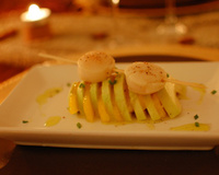 Mille-feuilles de Saint-Jacques sur lit d'avocat et mangue