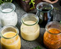 Les sauces industrielles sont “souvent bourrées de sucre et d'additifs” : voici donc 5 recettes express de vinaigrettes idéales pour la santé !