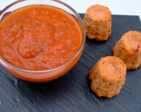 Une soupe à préparer à l'avance et à servir froide en verrine en apéritif, accompagnée de petites bouchées à la tomate.