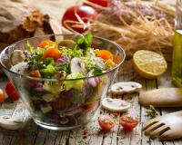 Salade composée : faut-il directement préparer la sauce dans le fond du saladier ?