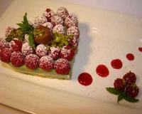 Voici un délicieux entremet très léger, tout spécialement réalisé pour la fête des mères ce dimanche, où la douceur de la pistache contraste avec l'acidité des framboises.