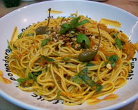 Spaghettis façon sicilienne au thon, câpres, piment et pissala