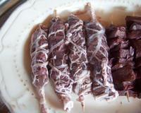 Brochettes de foie, coeur et rognons marinés et grillés au barbecue, un délice de la cuisine pied-noir.