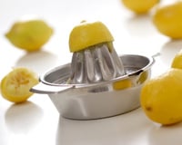 Le “citron compresse” : l’astuce du chef Denny Imbroisi pour presser directement  le jus d’un citron sans pépins dans l’assiette !