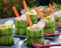 Les concombres sont garnis de salade de thon... sans poisson et de salade de poulet curry... sans poulet ! Mais vous pouvez y mettre ce que vous voulez ! :-)