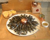 Cela ressemble à l'Eclade Charentaise, mais elle est différente par sa présentation, la disposition des moules et la cuisson à four très chaud 220°C. Plat convivial,…