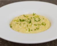 Risotto moelleux lié au Saint Marcellin et relevé d'une pointe d'acidité grâce à de fins zestes de citron vert.