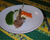 carré d'agneau à la sauce verte (épinards et basilic mixés avec du beurre) sur une purée de pomme de terre aux graines de moutarde
