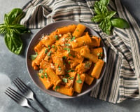 "La pasta du week-end" : la recette ultra-gourmande des rigatoni aux merguez de Stéphanie Le Quellec