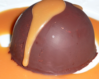 Un dôme de chocolat craquant, une chantilly au carambar cachée à l'intérieur, un caramel au beurre salé pour accompagner...