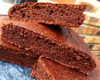 Voilà un délicieux gâteau sans sucre, ni beurre, ni lait. La matière grasse est apportée par le chocolat tandis que le sucre est apporté…