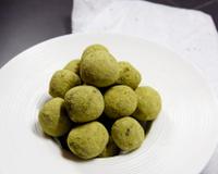 Les classiques truffes au chocolat s'habillent de vert pour un résultat original et festif à l'approche de Noël ! Cette recette remporte le 4ème prix du concours Papa…