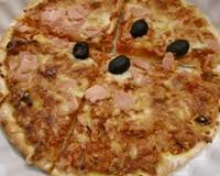 Une pizza toute chaude, aux 3 fromages.