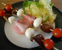 Palets de chèvre lardés, magret de canard fumé, oeufs de caille et tomates cerises bien piqués.