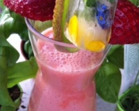 Smothie aux fraises et glaçons comestibles