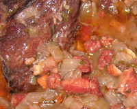Bœuf bourguignon découpé en cubes et longtemps mijoté