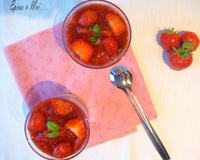 Mousseux de ricotta à la mentre et nage de fraises au Xérès et basilic