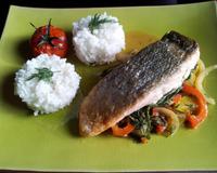 Une recette simple de saumon à la peau dorée et croustillante à la fois, cuit en papillote au parfum d'aneth et accompagné de riz thai et de ses légumes du soleil...