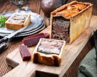 Faut-il dire pâté croûte ou pâté en croûte ? Voici la réponse à cette question gourmande !