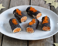 Mini-bûches apéritives au pesto rosso, graines de pavot et œufs de saumon