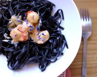 Recette de Fettucine à l'encre de seiche, sauce à la crème, aux Saint-Jacques et au safran.
