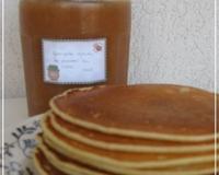 Des pancakes fondant et une compote de pommes très parfumée au cidre, miel et aux épices de Noël