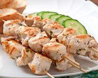 Une viande moelleuse et parfumée à proposer en mini brochettes pour l'apéritif ou en grandes brochettes comme plat. Accompagnez le tout de crudités pour un repas léger…