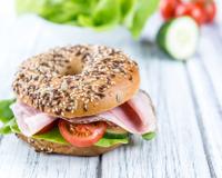 Un petit pain maison à garnir selon ses envies pour le déjeuner : jambon, crudités, fromage frais, viande froide, saumon fumé...