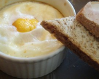 Les variations sur base de l'œuf cocotte sont innombrables. Cette recette est particulièrement mystérieuse car personne ne s'attend à trouver…