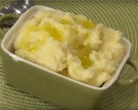 La purée traditionnelle c'est des pommes de terre, du lait, une pointe de noix de muscade et un filet d'huile d'olive pour cette recette originale ! Une texture onctueuse…